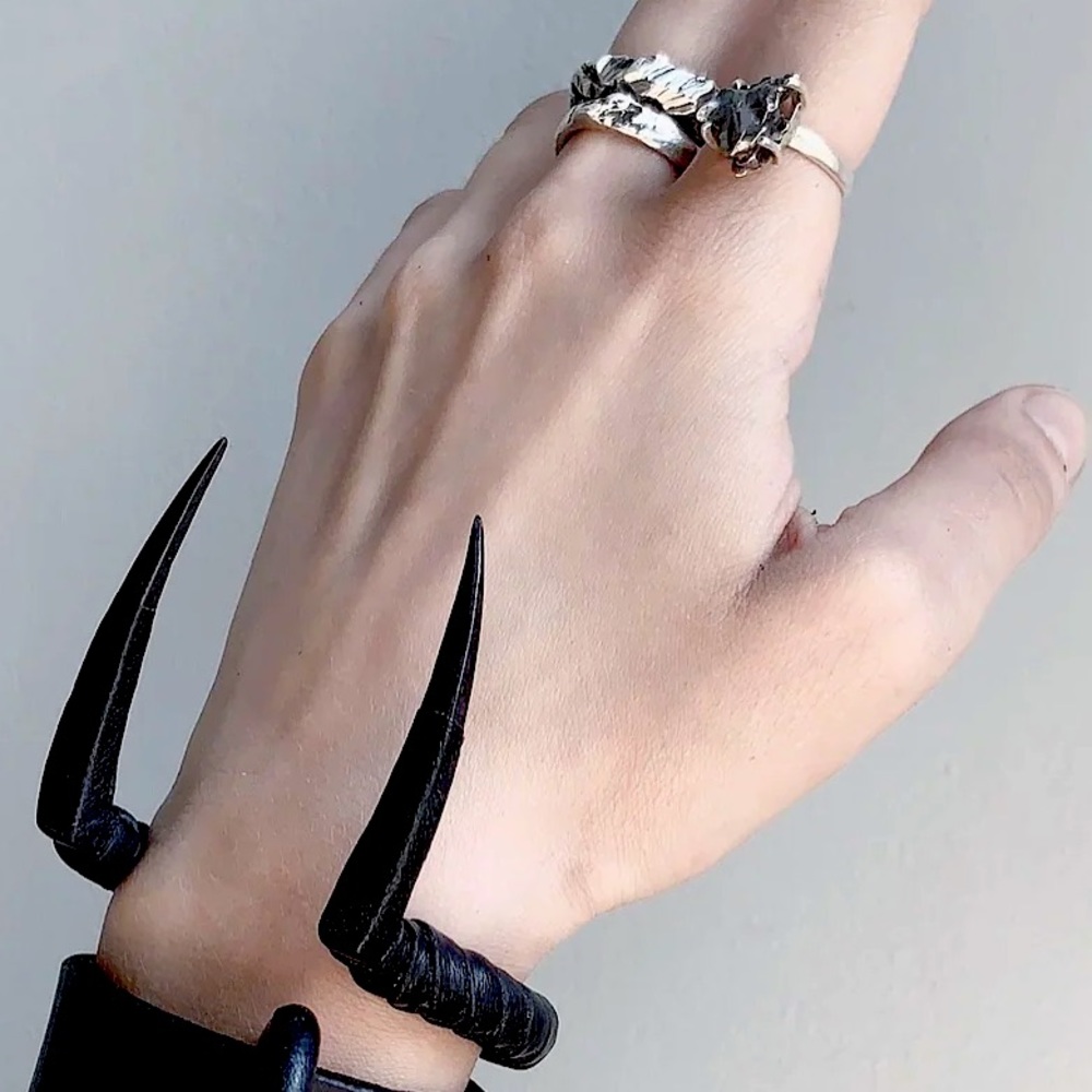 ANU TERA FANG CUFF